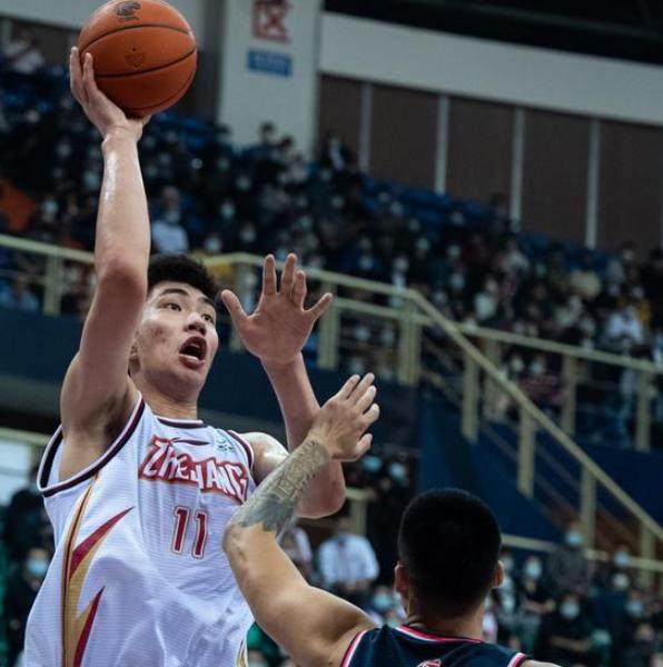 开云官网-余嘉豪首秀即有惊艳发挥 2021不愧为CBA新秀大年